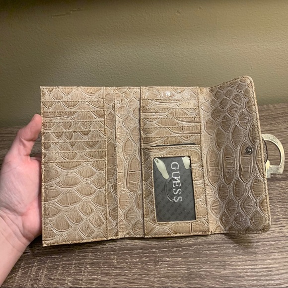 Guess Wallet - Picture 3 of 6